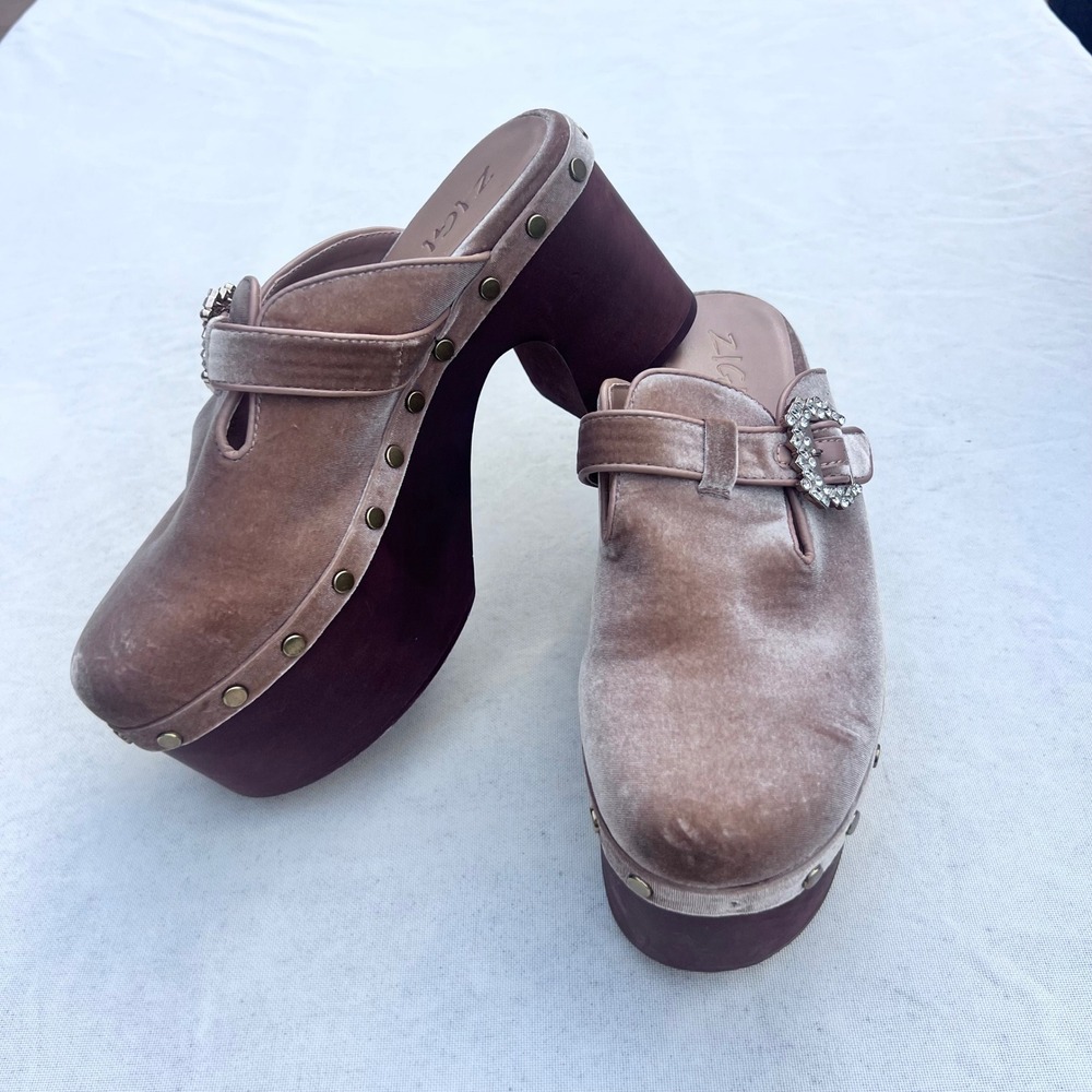 Zigi Macarena Clogs in Nude Velvet Size‎ 9